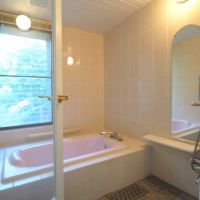 福岡市中央区平尾浄水町の賃貸物件/窓付きのゆったりとしたバスルーム。