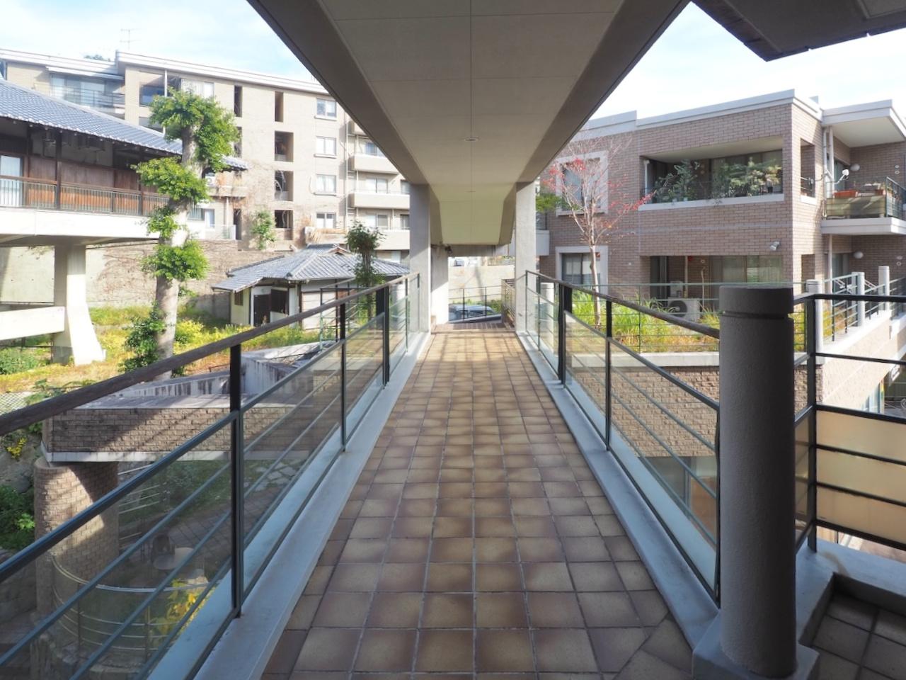 福岡市中央区平尾浄水町の賃貸物件/2つの建物をつなぐ共用廊下。