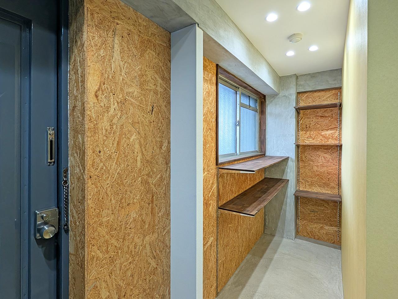 福岡市南区向野の賃貸物件/玄関周りの壁面はOSBボード。