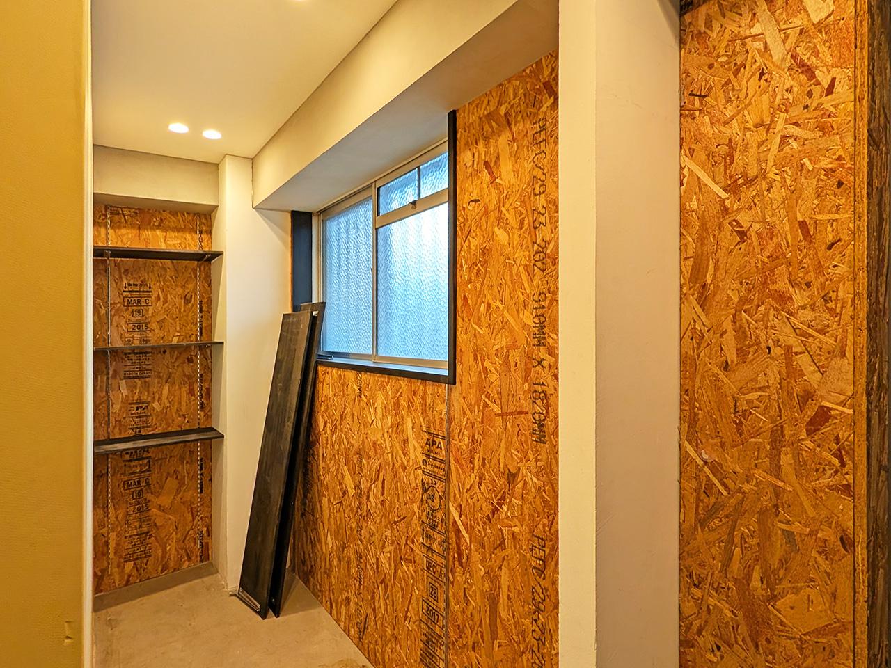 福岡市南区向野の賃貸物件/玄関周りは同じくOSBボード。