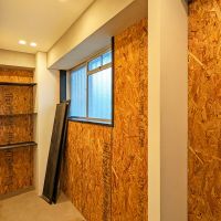 福岡市南区向野の賃貸物件/玄関周りは同じくOSBボード。