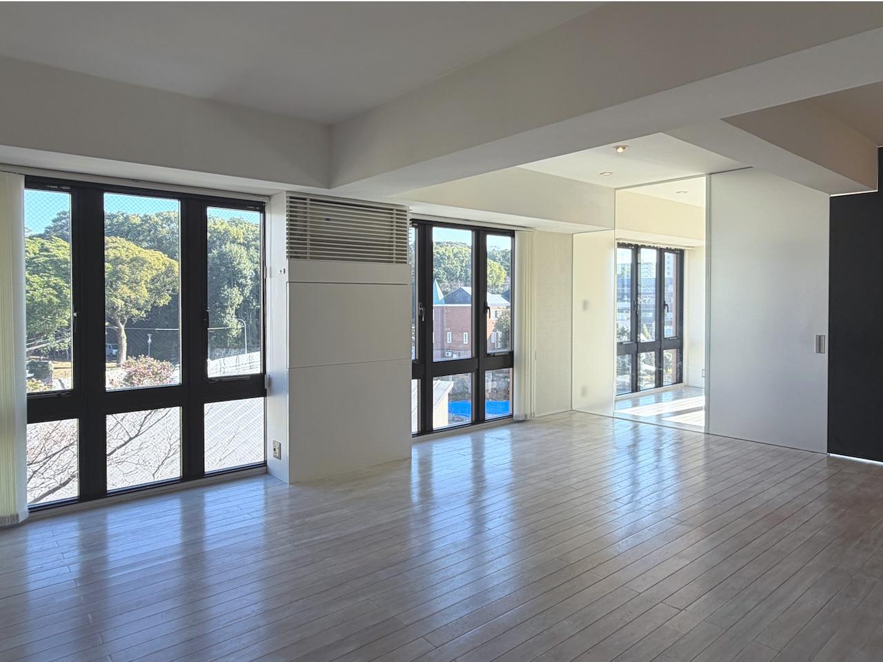 福岡市中央区六本松の賃貸物件/リビング。どうですか？この言葉にできない空間。真ん中の壁には、エアコンがございます。