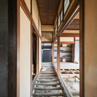 うきは市吉井町の賃貸物件/土間から玄関を見た様子。