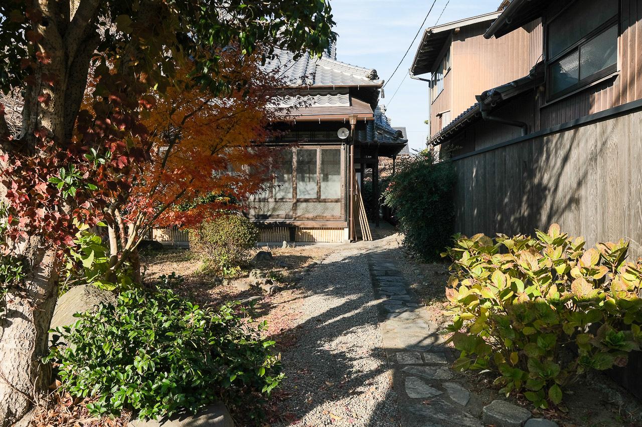 うきは市吉井町の賃貸物件/門扉から見た様子。