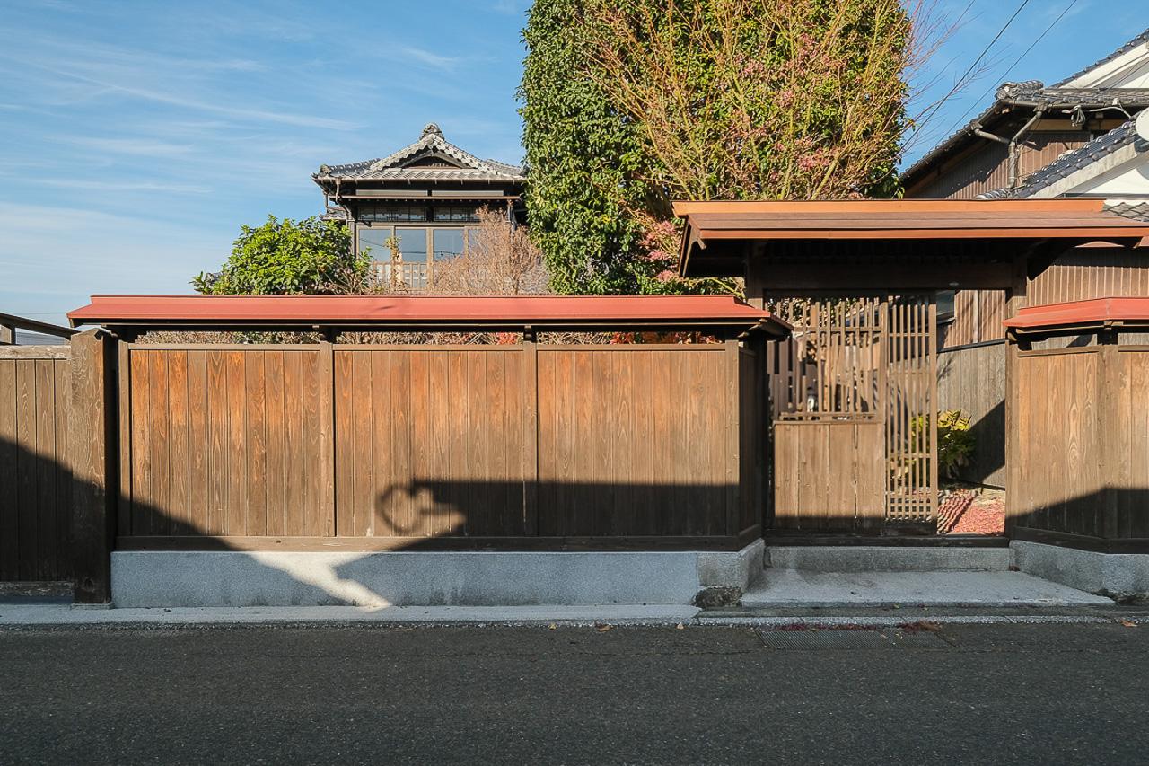 うきは市吉井町の賃貸物件/外から見ると、そのスケール感でかなり目立つ門構え。