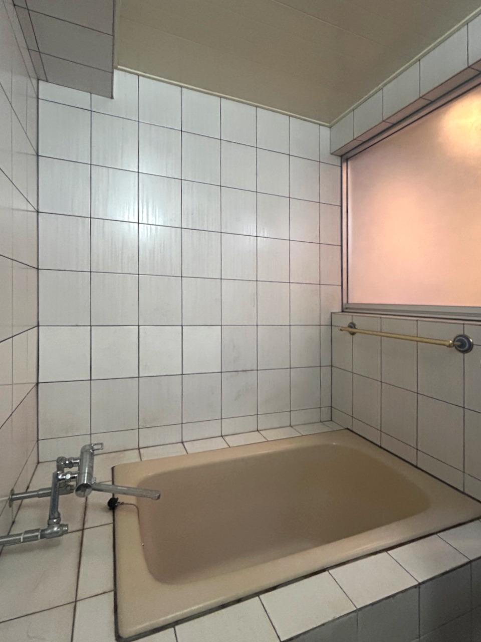 福岡市中央区小笹の売買物件/既存のお風呂ですが、今となっては少し珍しいデザインです。