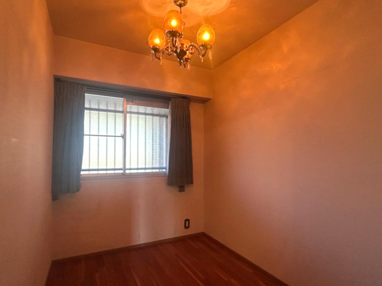 福岡市中央区小笹の売買物件/玄関横には小さな洋室。書斎として良さそう。