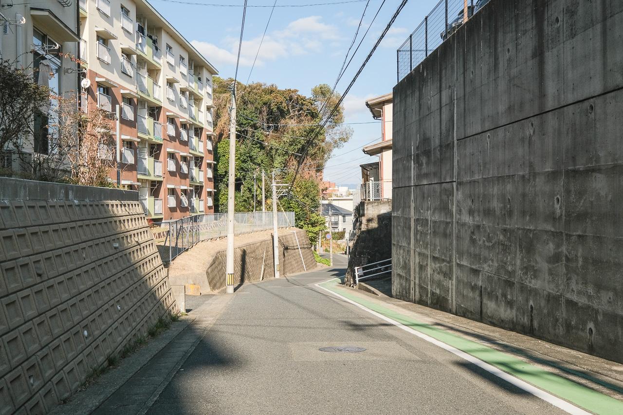 福岡市南区多賀の賃貸物件/坂道ですが、この道のりも含めて楽しんでいただけたら。