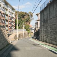 福岡市南区多賀の賃貸物件/坂道ですが、この道のりも含めて楽しんでいただけたら。