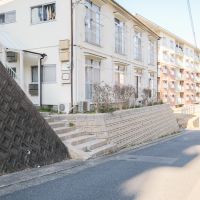 福岡市南区多賀の賃貸物件/擁壁の上に建っているのがお立ち台の上に立ってるような。なぜだか目に止まるんです。