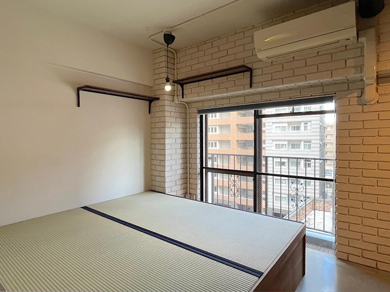 福岡市中央区警固の賃貸物件/窓側は畳スペース。
