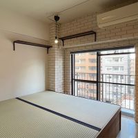 福岡市中央区警固の賃貸物件/窓側は畳スペース。