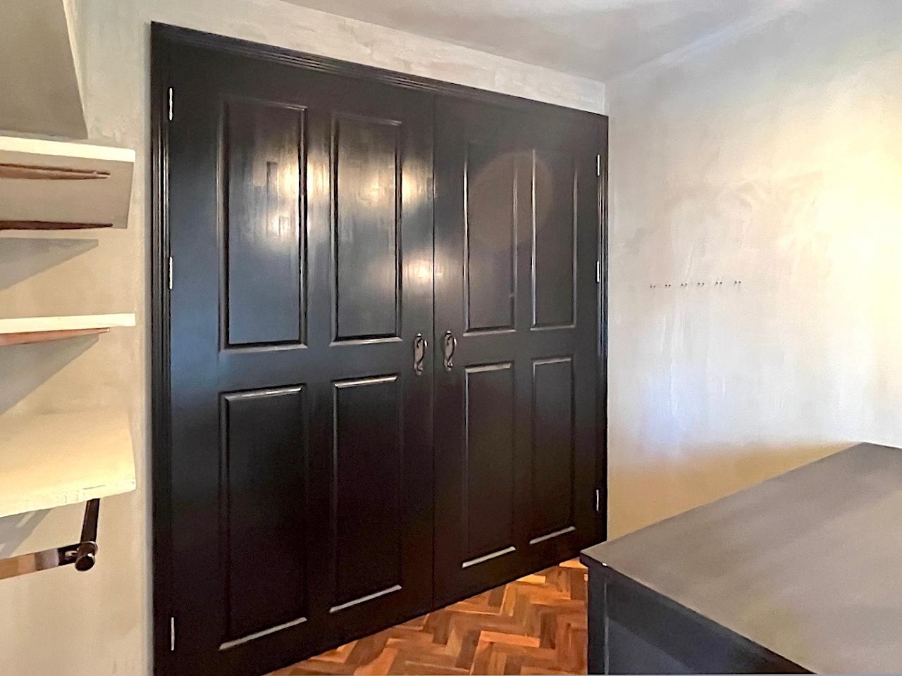 福岡市中央区警固の賃貸物件/重厚感あるクローゼットの扉