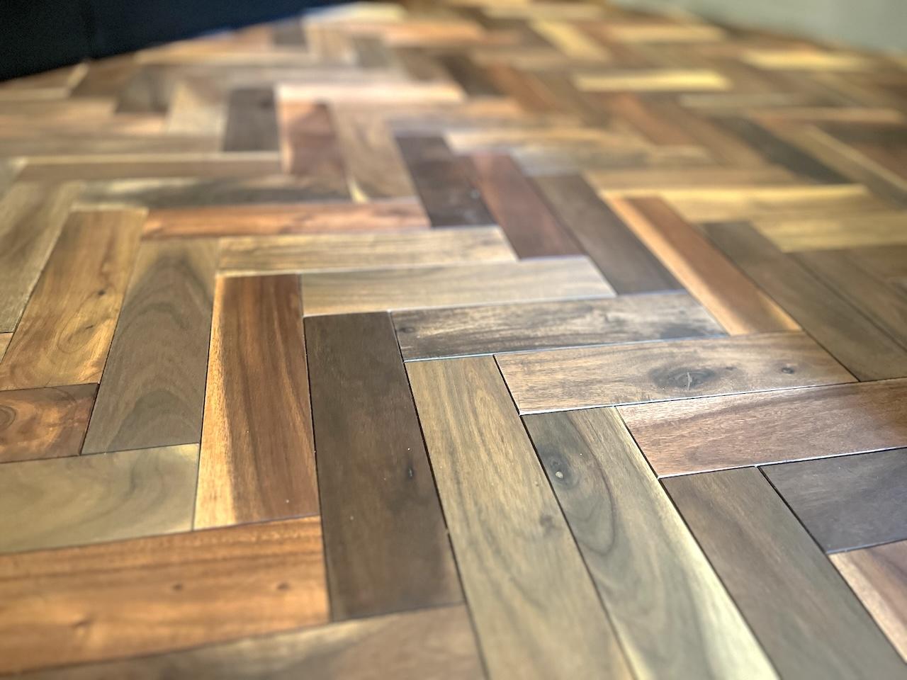 福岡市中央区警固の賃貸物件/ヘリンボーンの床。