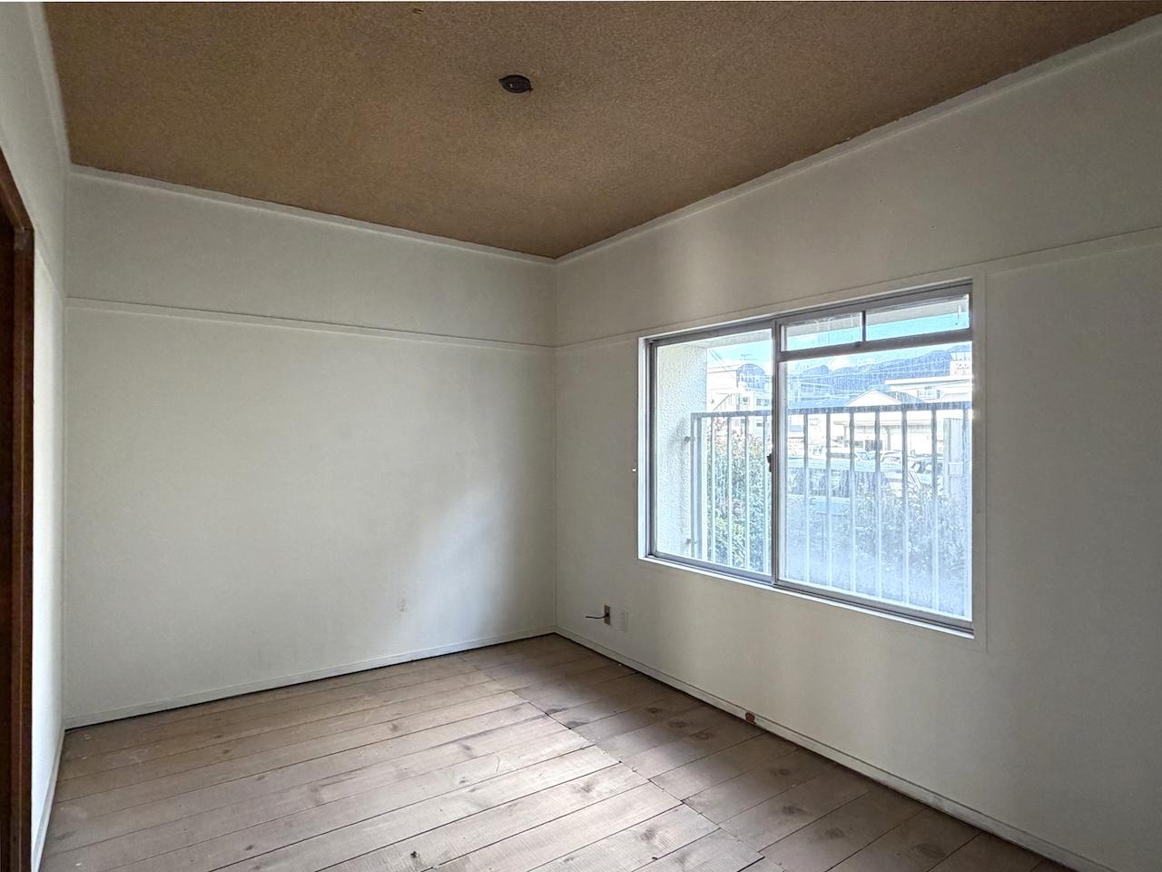 那珂川市片縄の賃貸物件/畳を撤去し、無垢の木の状態。この上からお好きな床材を貼るもよし。