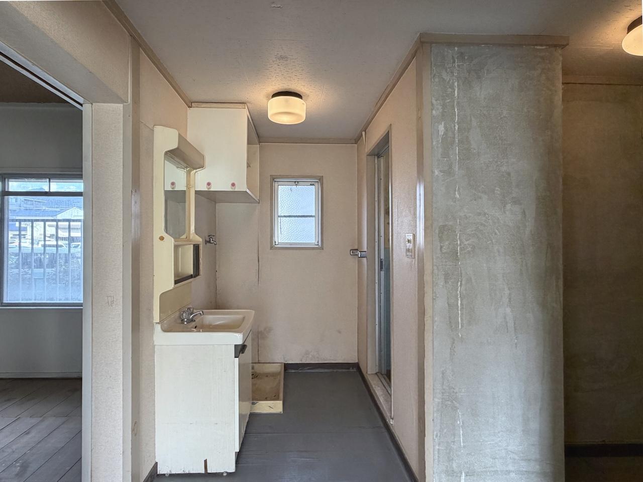 那珂川市片縄の賃貸物件/洗面所。コンクリの壁がアクセントです。