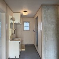 那珂川市片縄の賃貸物件/洗面所。コンクリの壁がアクセントです。