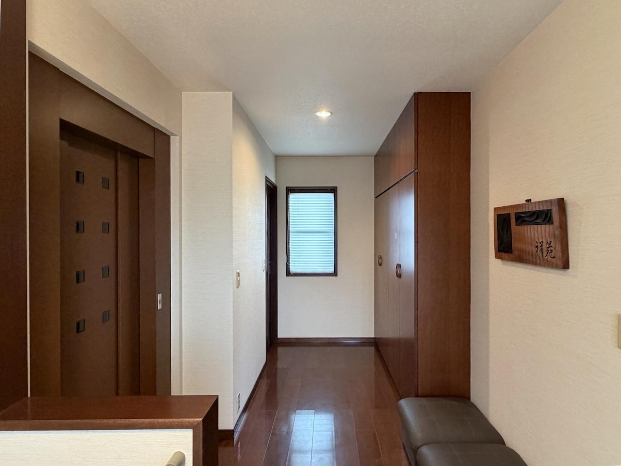 福岡県柳川市新町の賃貸物件/2階ホール。左側の扉は・・・。