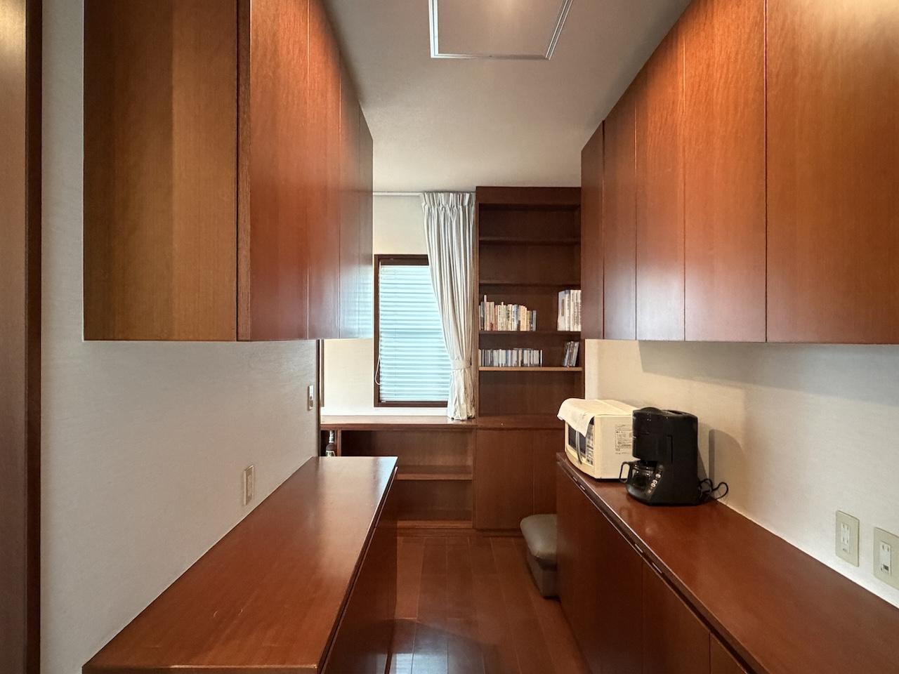 福岡県柳川市新町の賃貸物件/2階リビング横。造作の棚がたくさんあり収納力あります。