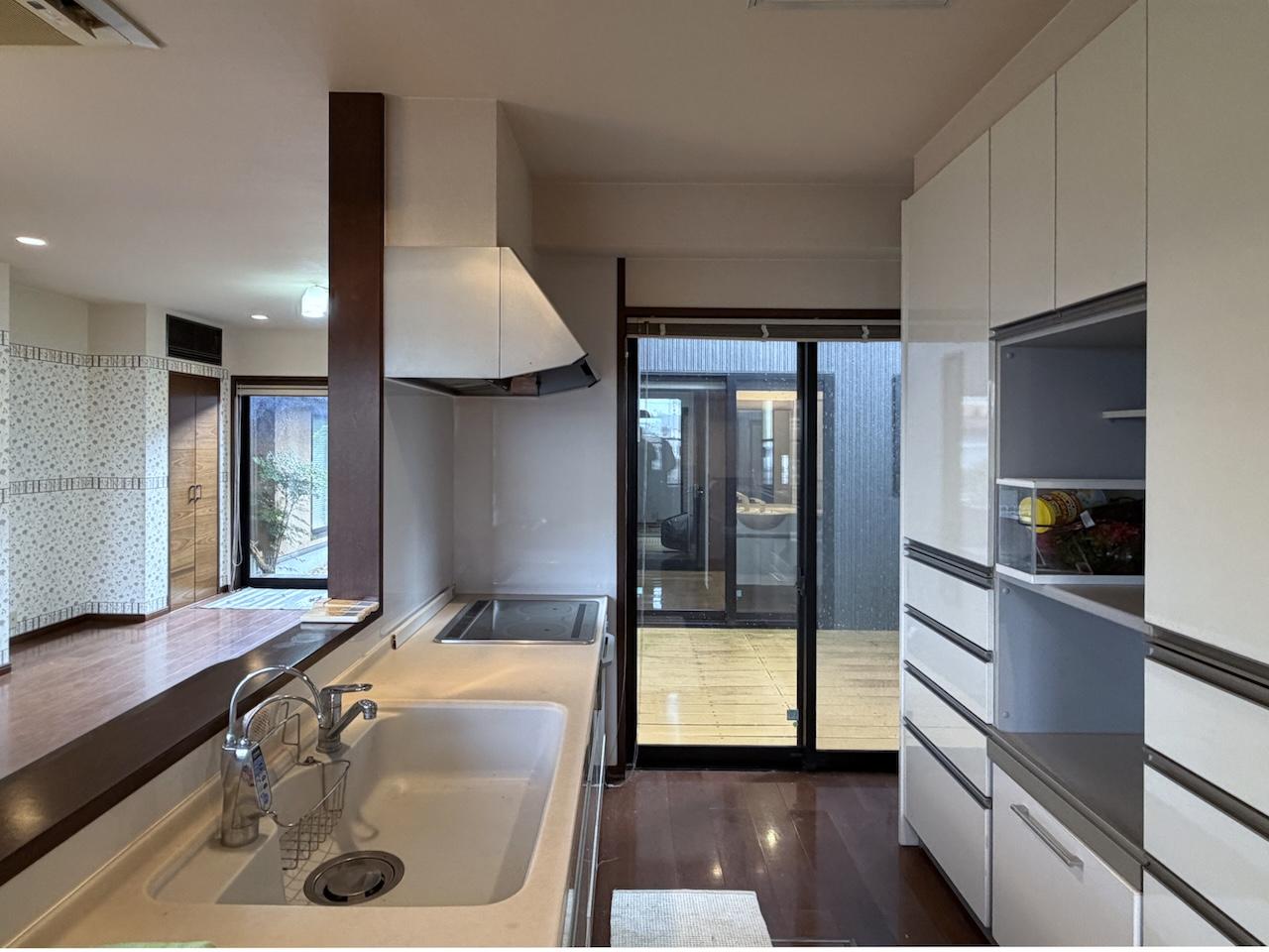 福岡県柳川市新町の賃貸物件/1階キッチン。大きめのカップボードもあります。