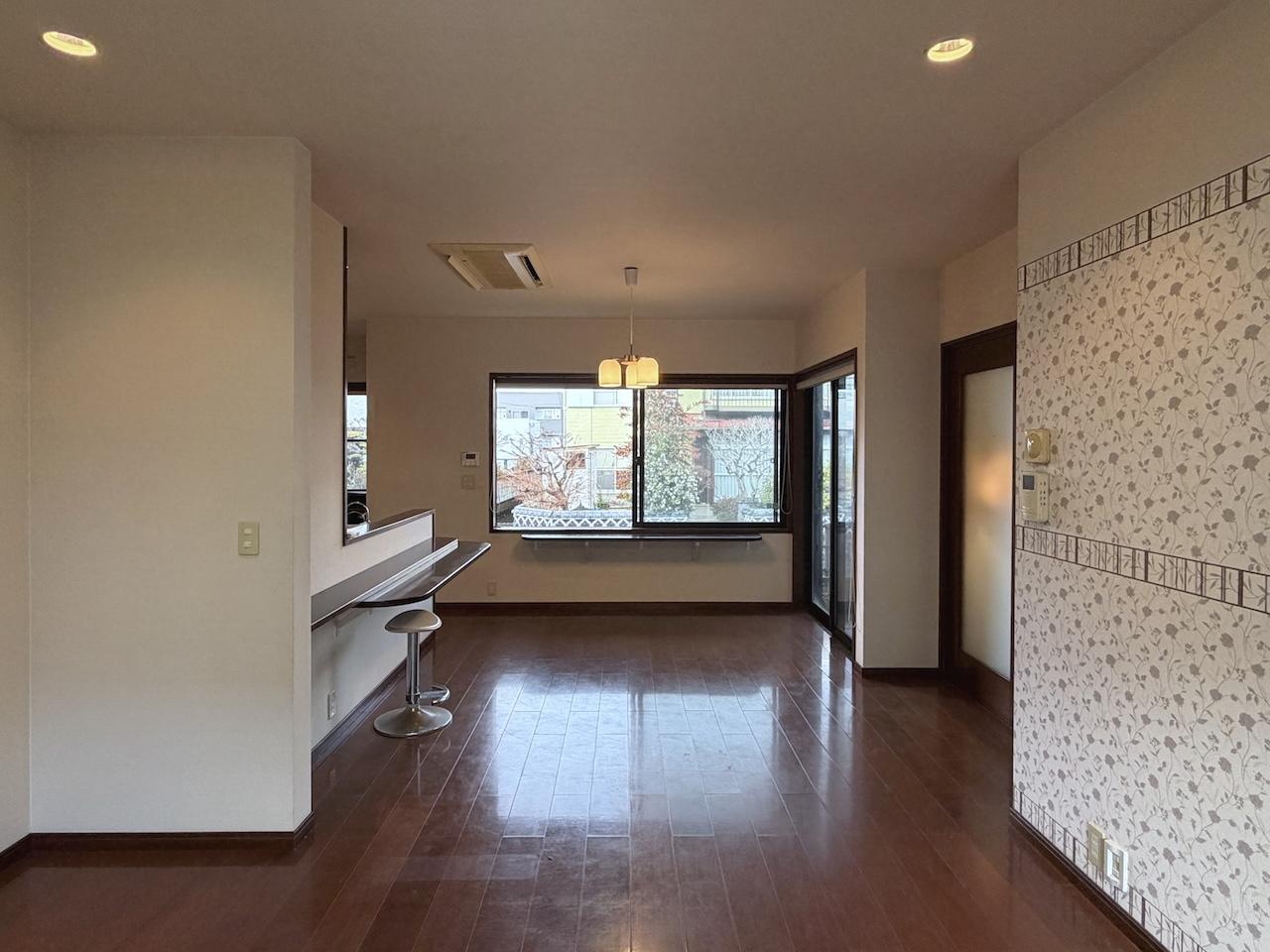 福岡県柳川市新町の賃貸物件/1階リビング。奥の窓の外はお堀です。