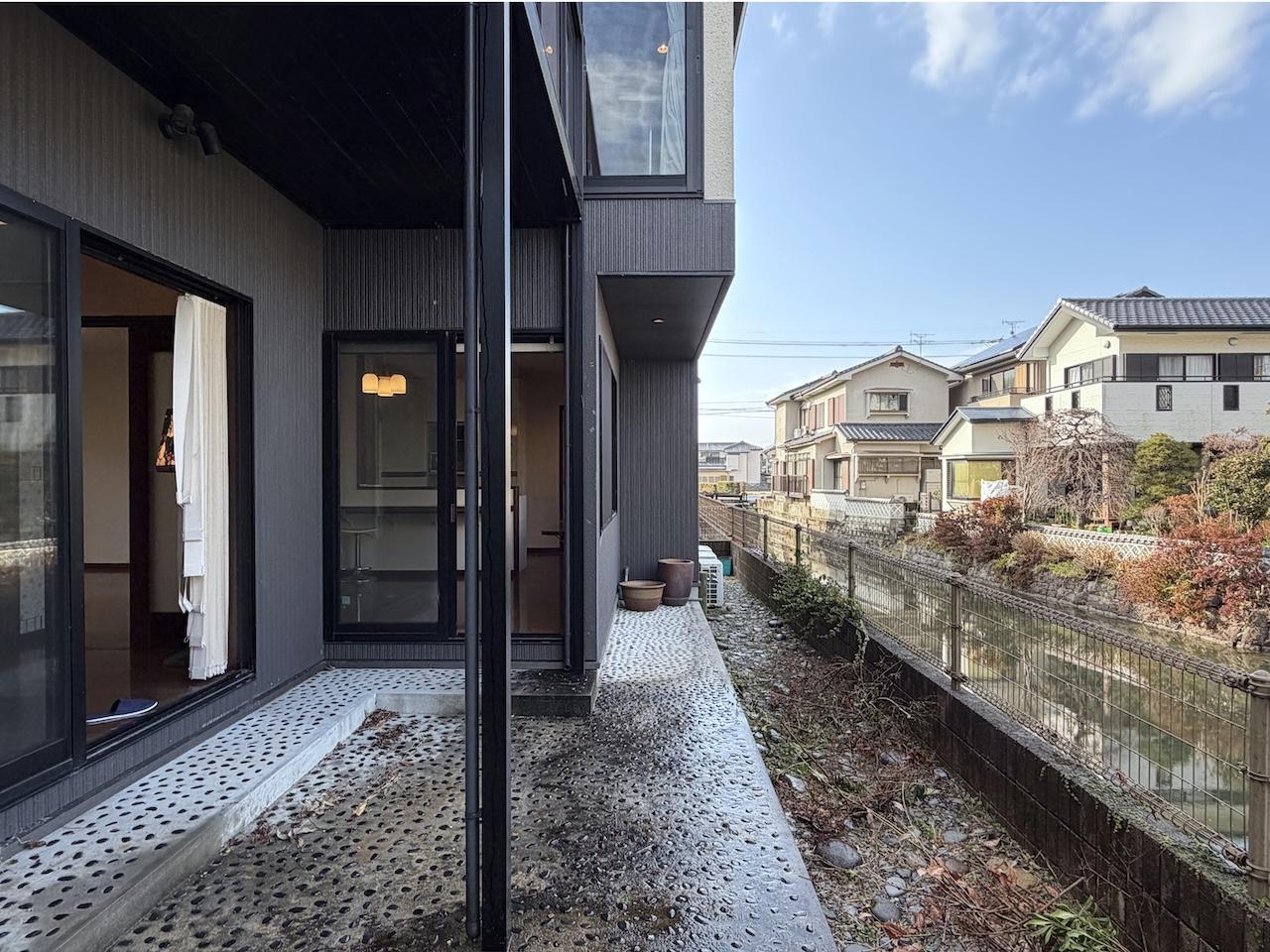 福岡県柳川市新町の賃貸物件/お堀沿いのテラスになります。