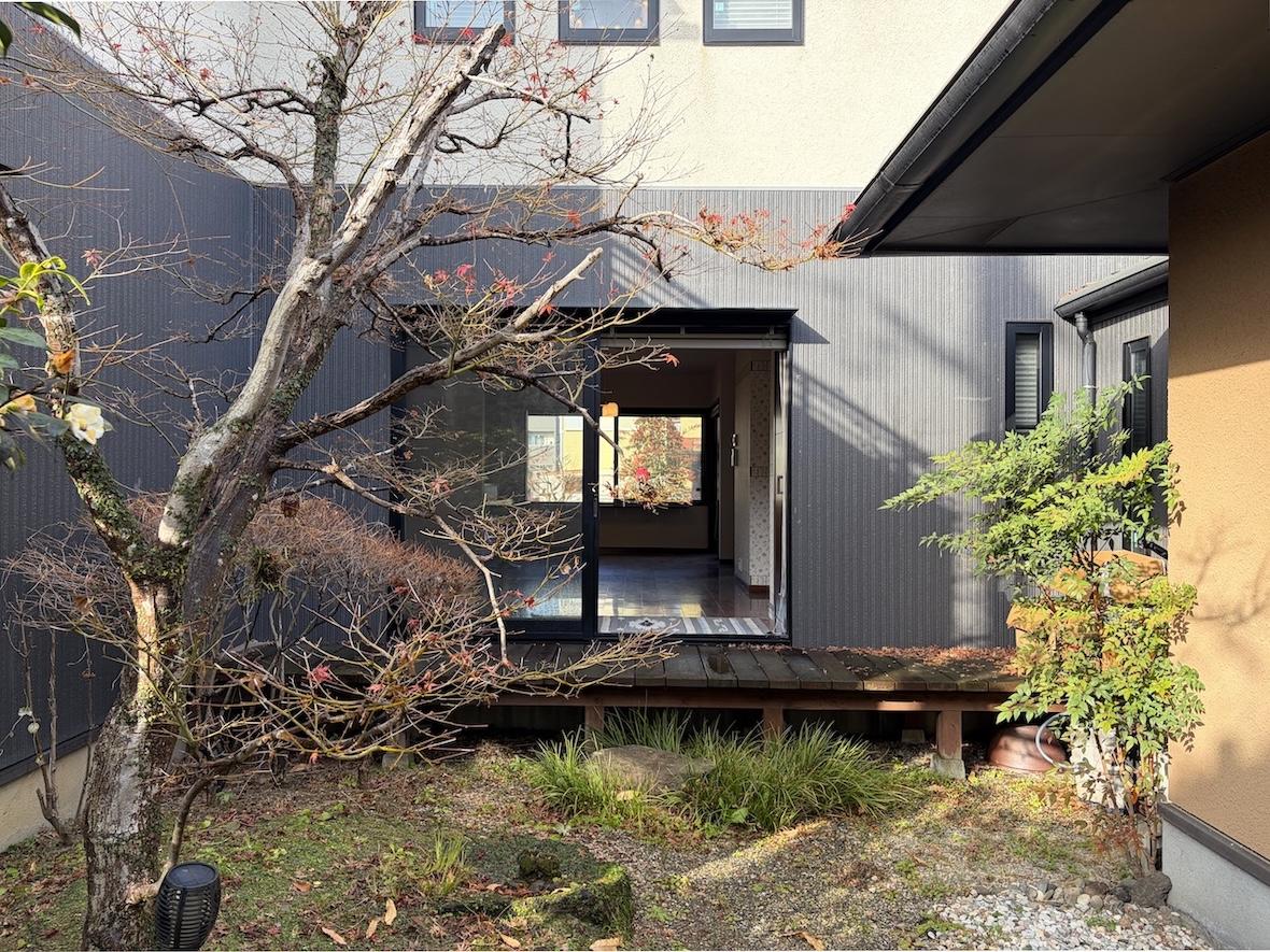 福岡県柳川市新町の賃貸物件/庭には紅葉など木々たち。