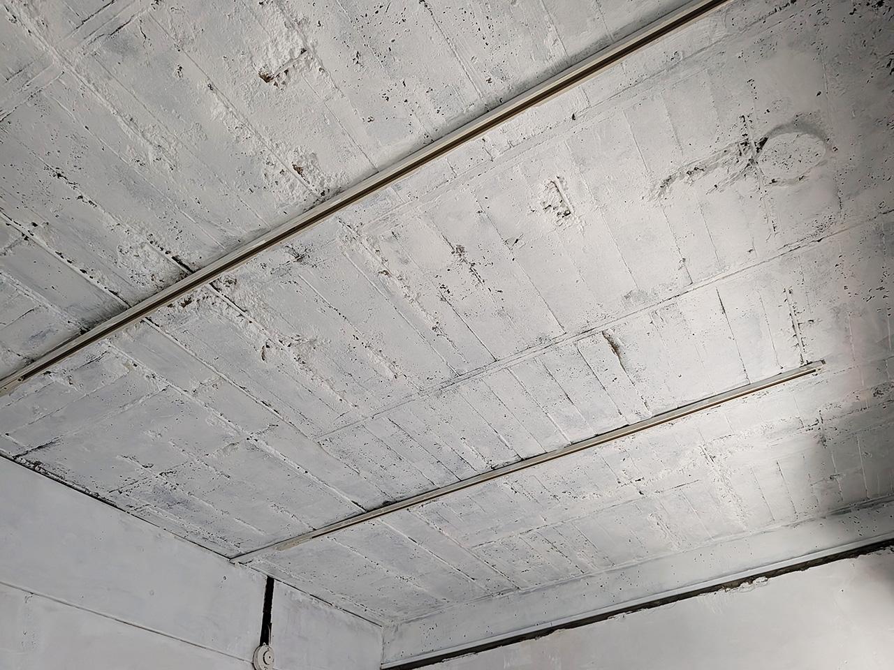 福岡市中央区清川の賃貸物件/天井はダクトレールの照明。