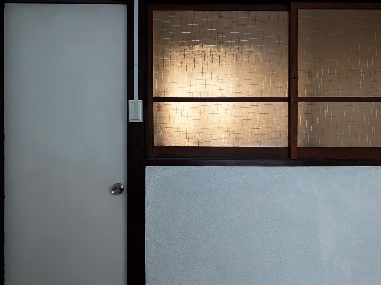 福岡市中央区清川の賃貸物件/古風な窓で共用廊下とつながっています。