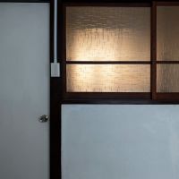 福岡市中央区清川の賃貸物件/古風な窓で共用廊下とつながっています。