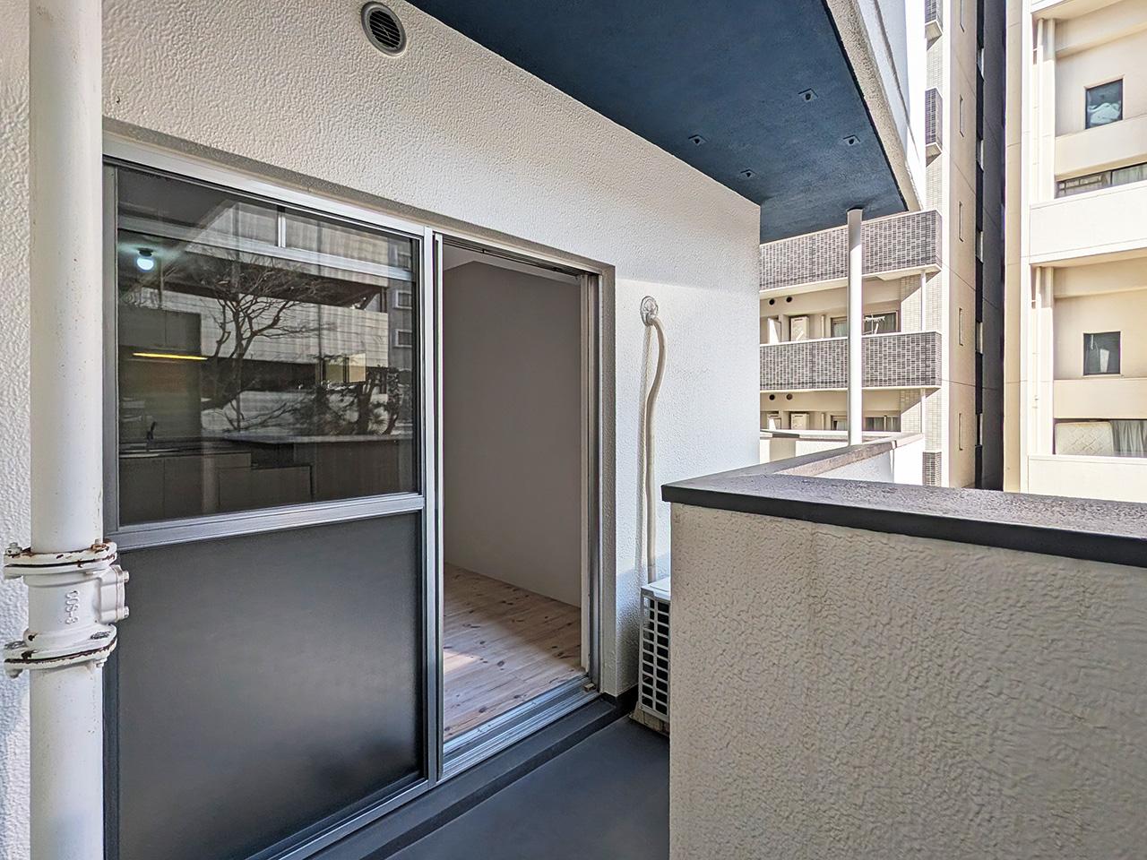 福岡市中央区清川の賃貸物件/バルコニーは変わった形ですが、結構広め。