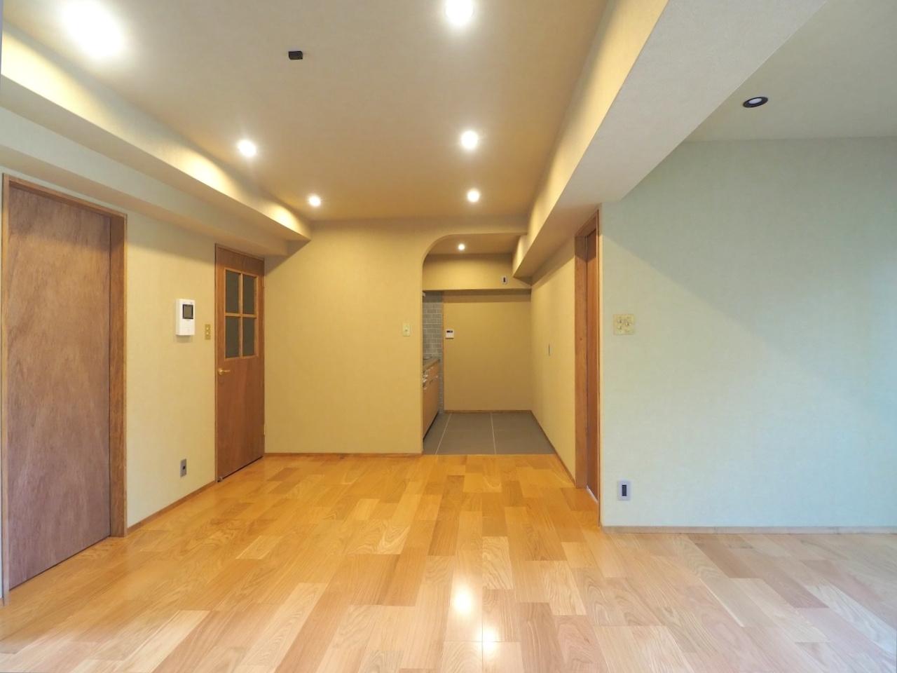 福岡市中央区赤坂の売買物件/奥はキッチン。建具もかわいいです。