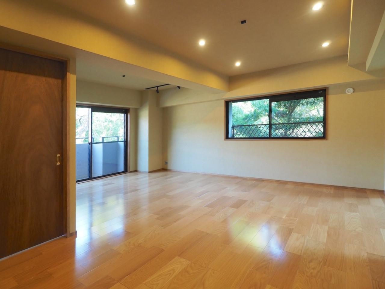 福岡市中央区赤坂の売買物件/床はフローリング、壁はクロスに、ダウンライトの照明です。