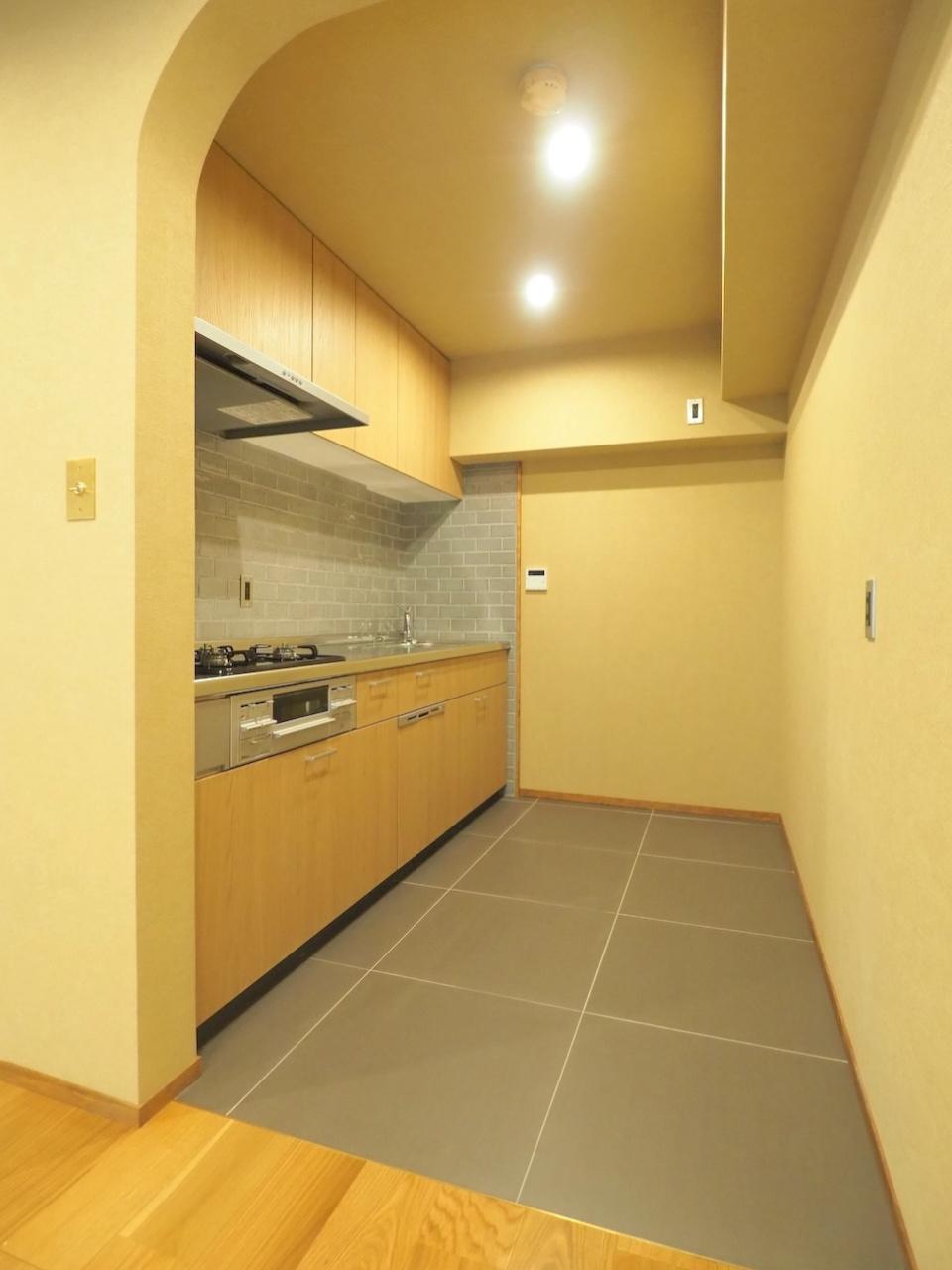 福岡市中央区赤坂の売買物件/スタイリッシュなキッチン。