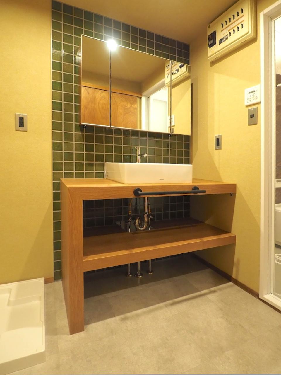 福岡市中央区赤坂の売買物件/グリーンのタイルの洗面台。