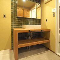 福岡市中央区赤坂の売買物件/グリーンのタイルの洗面台。