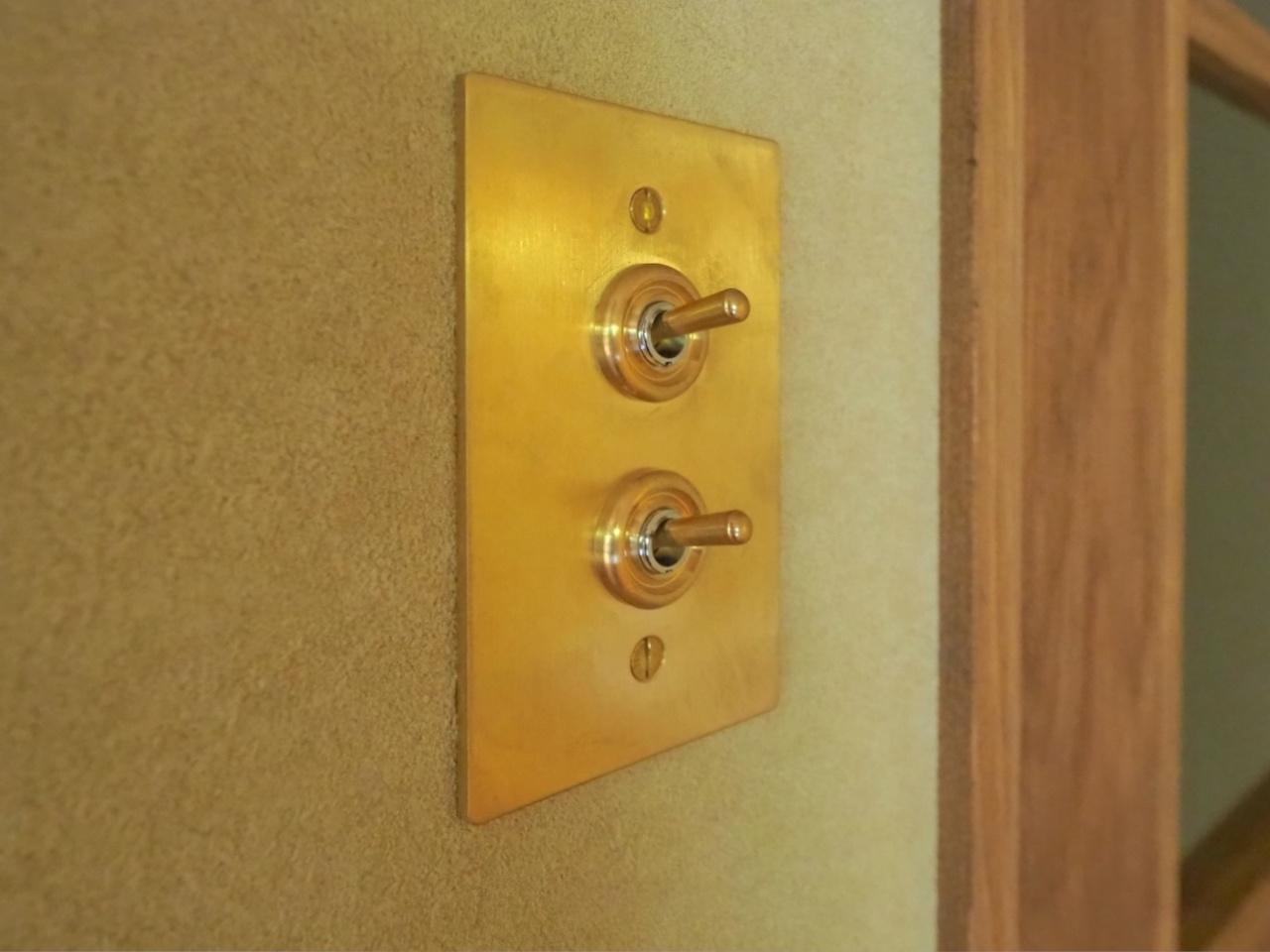 福岡市中央区赤坂の売買物件/ゴールドのトグルスイッチ。