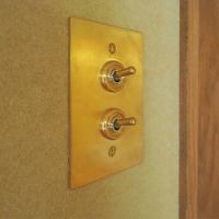 福岡市中央区赤坂の売買物件/ゴールドのトグルスイッチ。