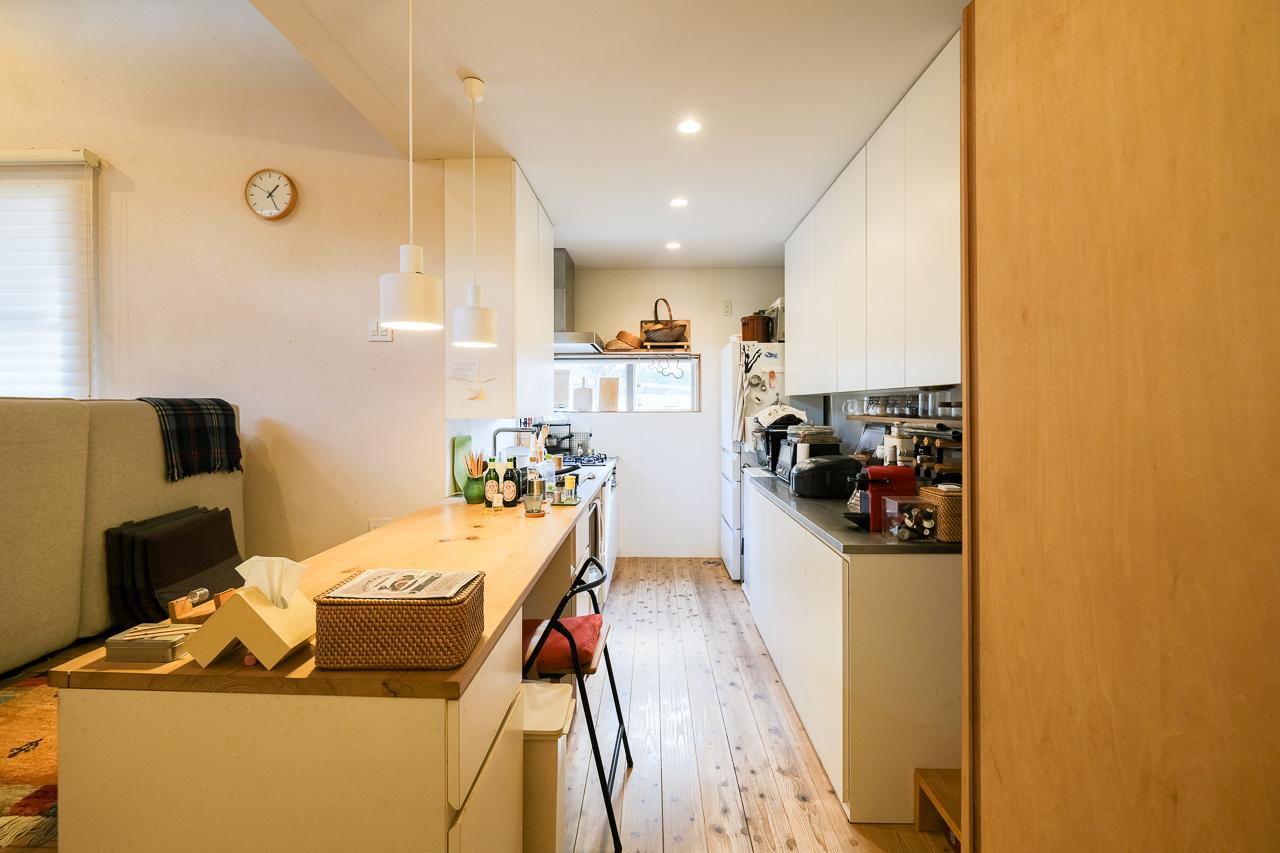 大分県日田市大字田島の売買物件/引きで見るキッチンまわり。
3段下がったキッチン、3段上がった先がリビング。
そのあいだにあるダイニングでは、段差がそのままベンチになる。