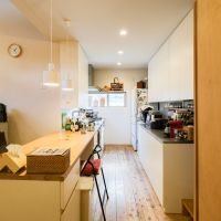 大分県日田市大字田島の売買物件/引きで見るキッチンまわり。
3段下がったキッチン、3段上がった先がリビング。
そのあいだにあるダイニングでは、段差がそのままベンチになる。