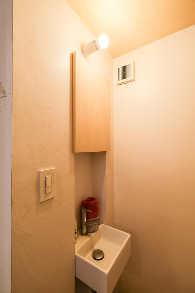 大分県日田市大字田島の売買物件/トイレの手洗い場。