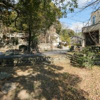 大分県日田市大字田島の売買物件/ 大原八幡宮の裏参道鳥居とはこんな距離感。