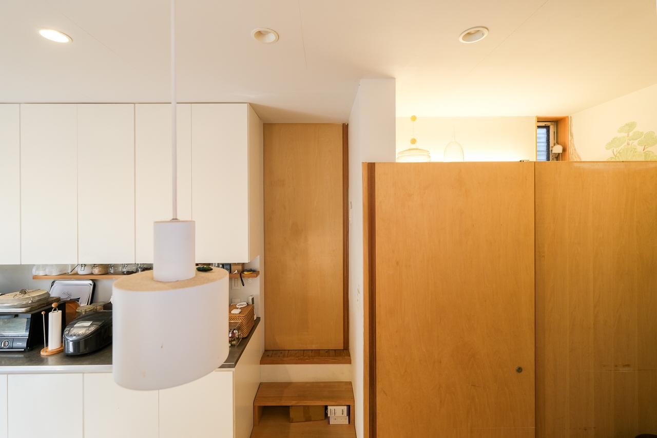 大分県日田市大字田島の売買物件/段差に加えて前後に出る建具。この凹凸がリズムになっていてかっこいい。