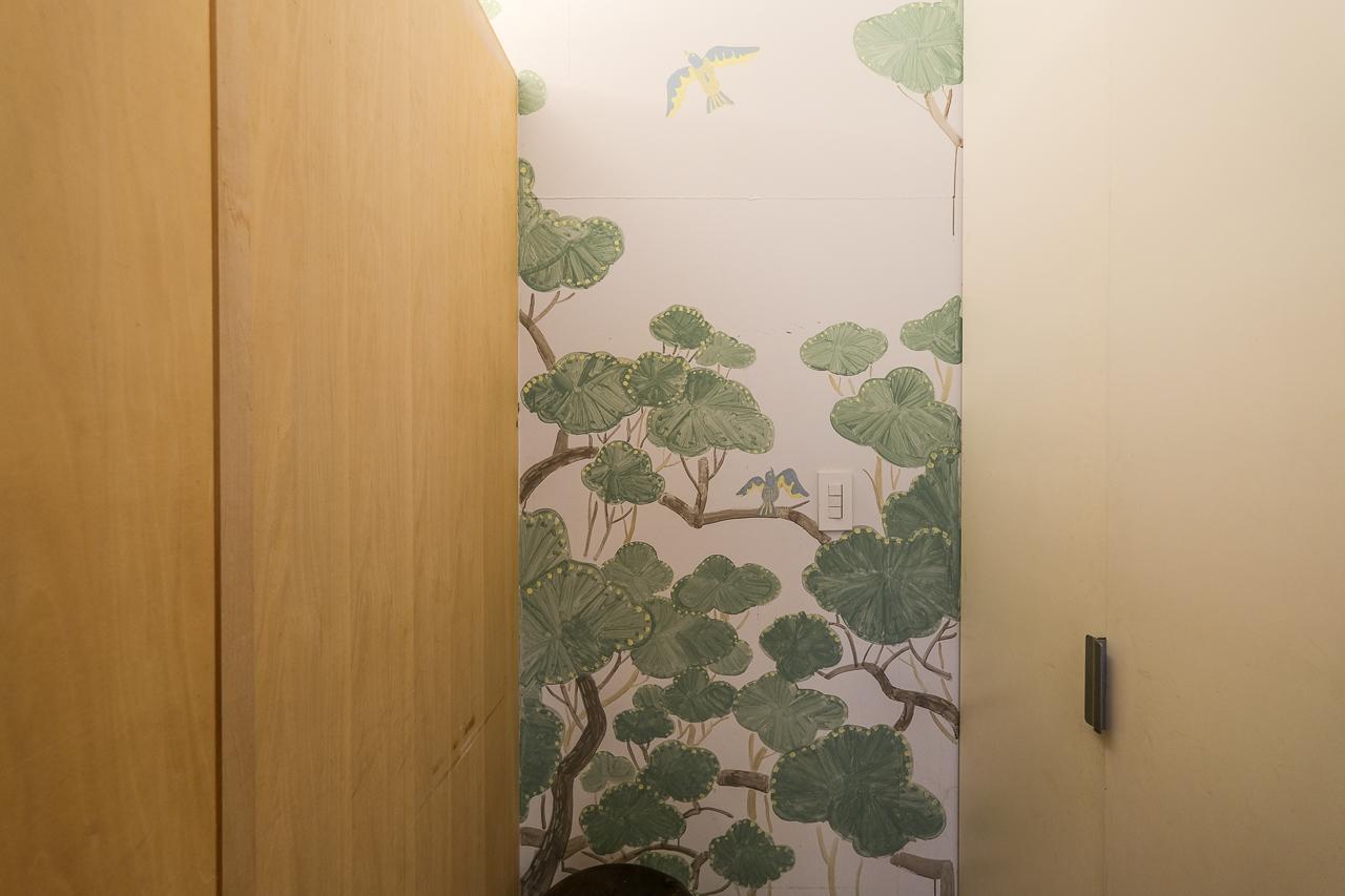 大分県日田市大字田島の売買物件/トイレの横にはお知り合いの画家さんに描いてもらったすてきな絵が。