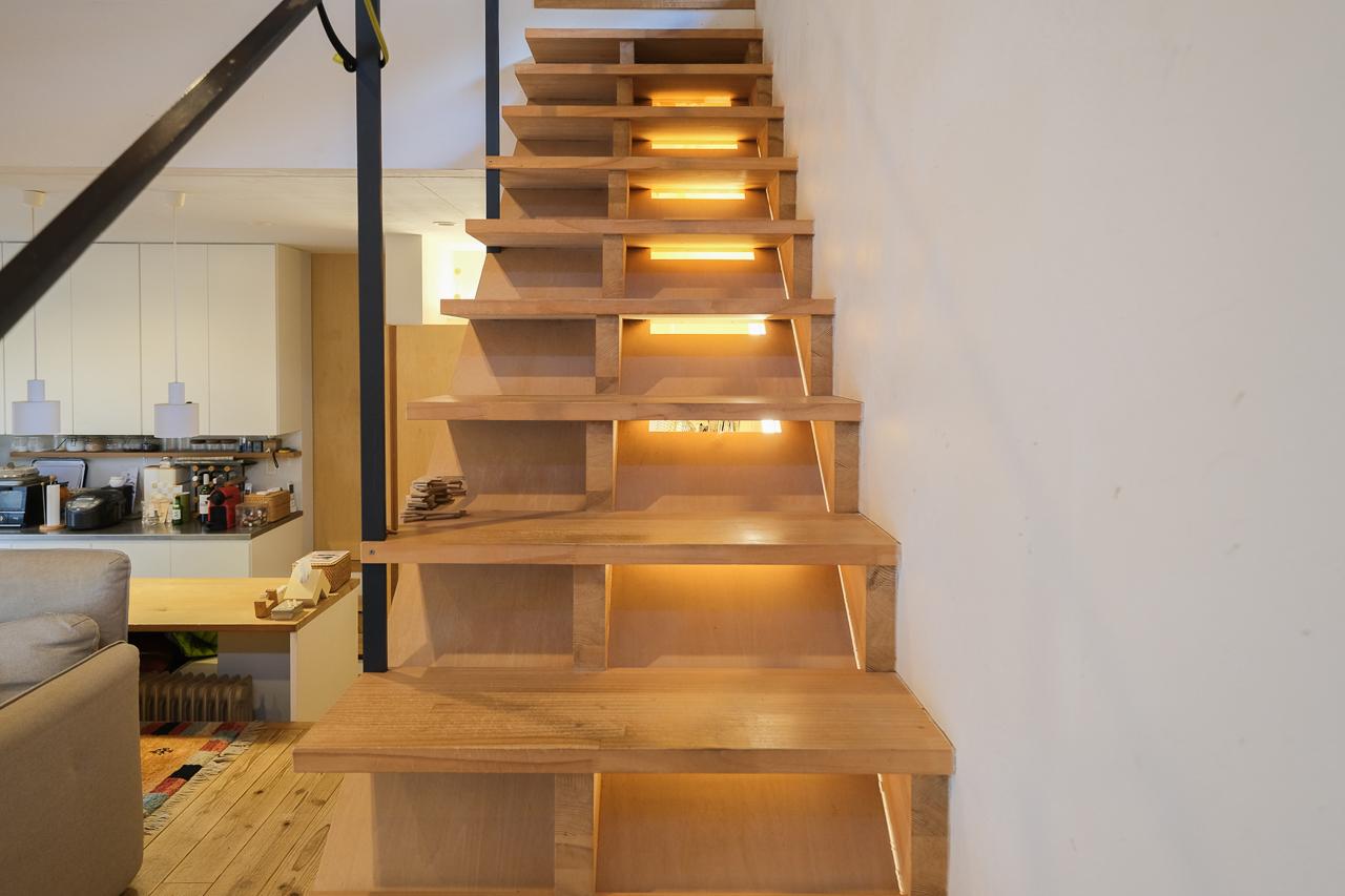 大分県日田市大字田島の売買物件/階段下にはライトが仕込まれています。