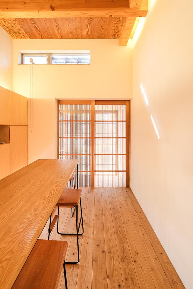 大分県日田市大字田島の売買物件/床材は全面、日田杉。素足で歩くと、やわらかさとぬくもりが伝わります。