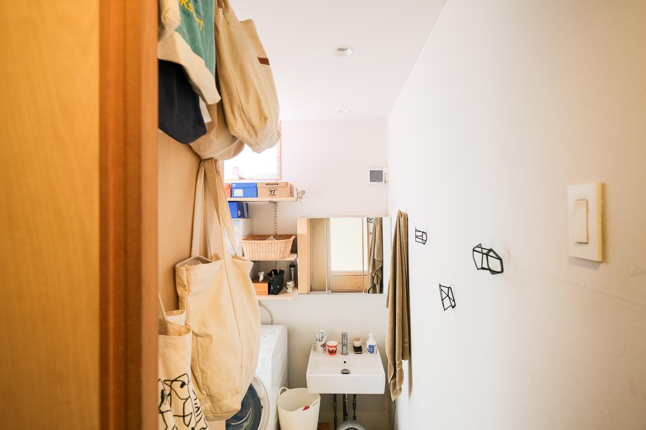 大分県日田市大字田島の売買物件/リビングから3段下がって水回りへ。