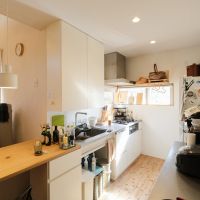 大分県日田市大字田島の売買物件/パブリックスペースから3段下がったところにキッチン。