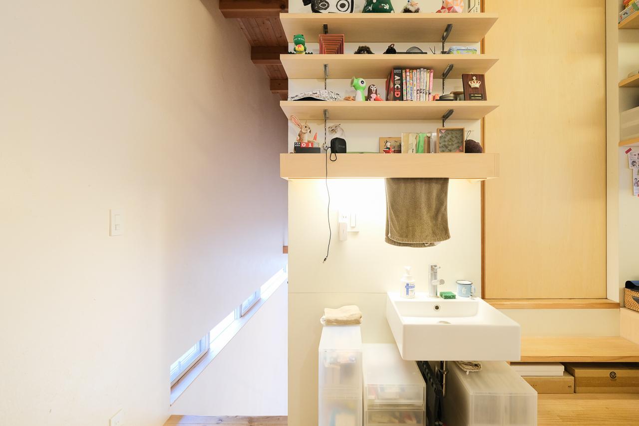 大分県日田市大字田島の売買物件/階段横には手洗い場。