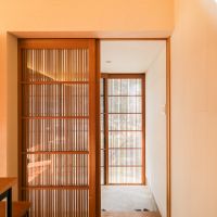 大分県日田市大字田島の売買物件/山口産の杉を使った格子戸。光は通すけど、視線はやわらかく遮ってくれる。